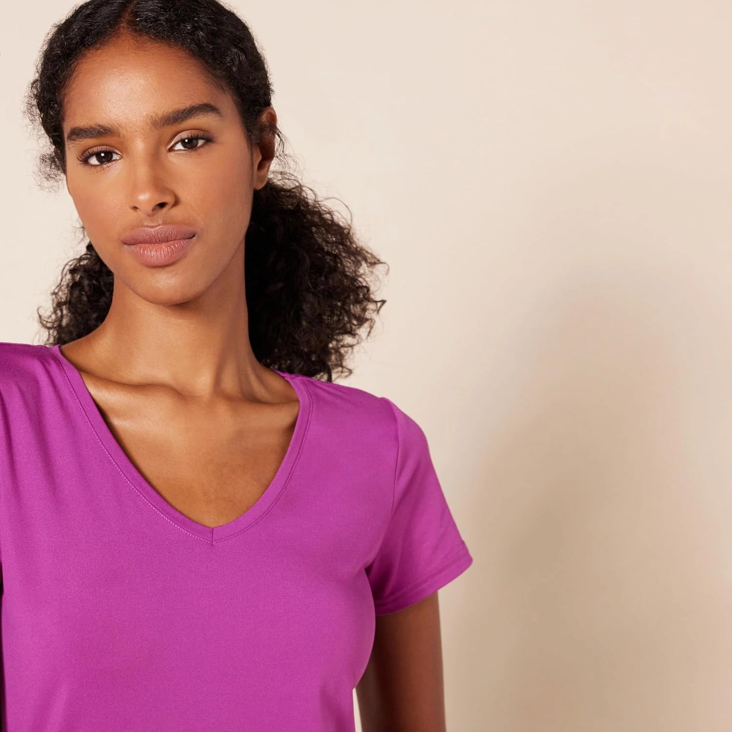 Amazon Essentials Women's Active Quick Dry Tech Stretch Short-Sleeve V-Neck T-Shirt (Available in Plus Size), Pack of 2