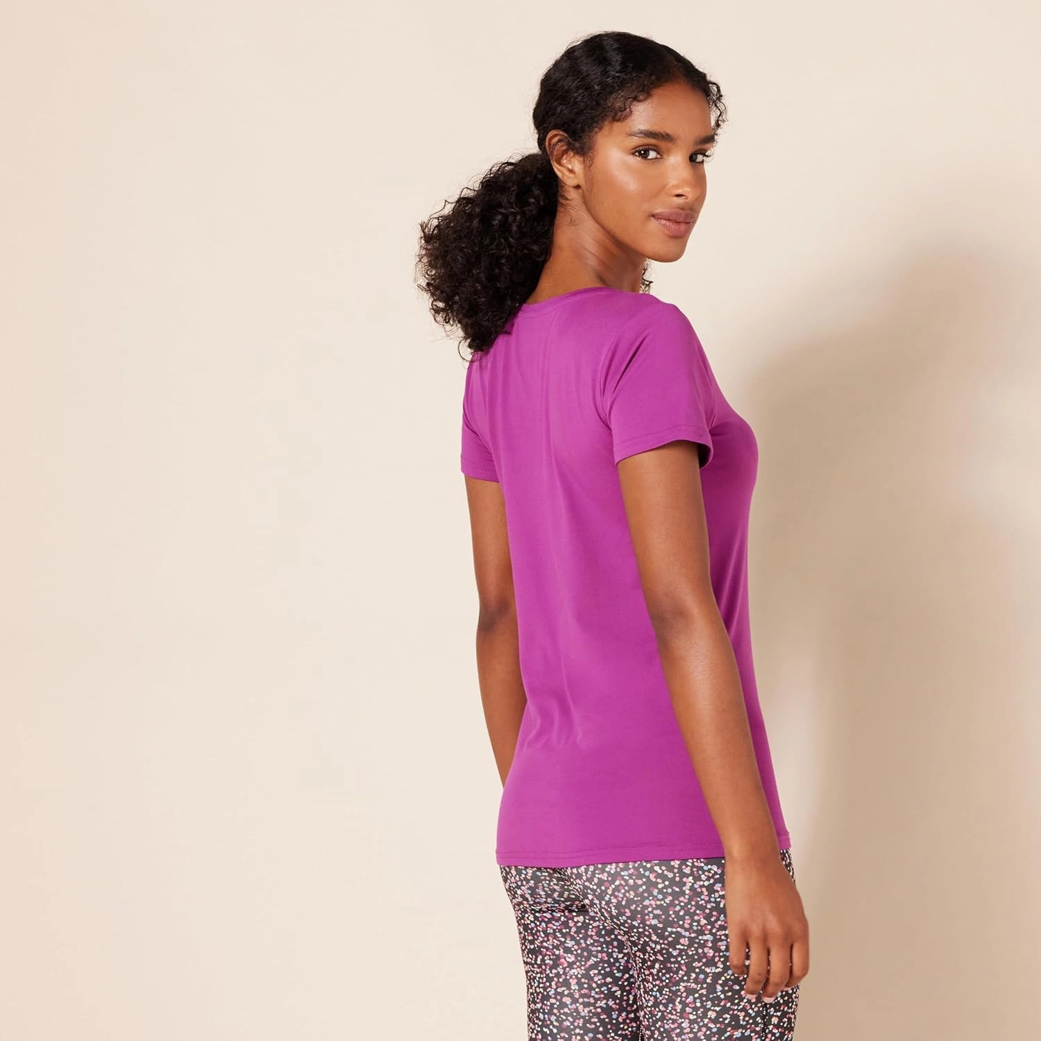 Amazon Essentials Women's Active Quick Dry Tech Stretch Short-Sleeve V-Neck T-Shirt (Available in Plus Size), Pack of 2