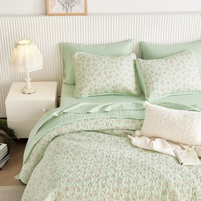 Wake In Cloud - Floral Quilt Set, Coquette Cottagecore Shabby Chic Flower Pattern for Women Teen Girls, Reversible Lightweight Bedspread Coverlet, 3 Pieces, Green Pink, Queen/Full Size